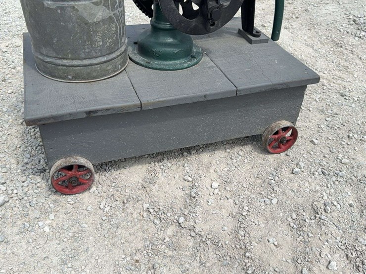 red-jacket-hand-pump-with-flywheel-drive,-demonstration-piece-image-27