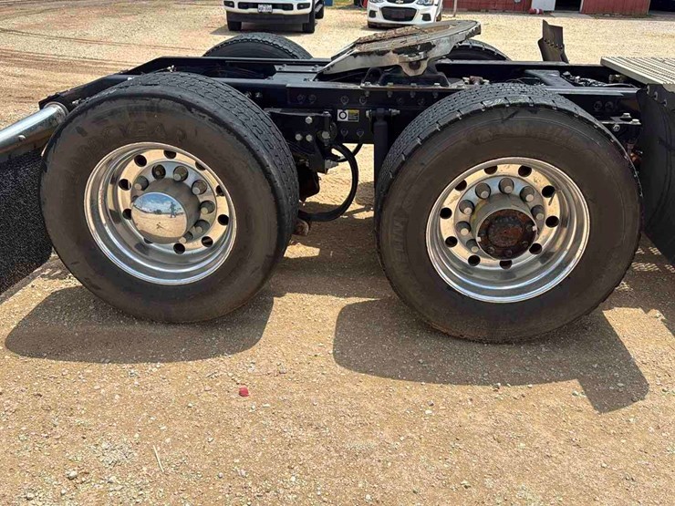 2016-peterbilt-579-image-11