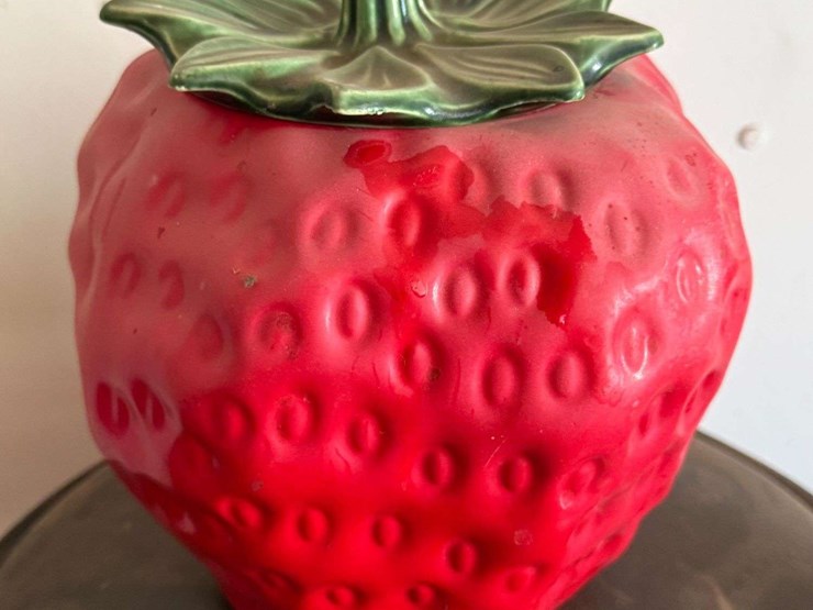 mccoy-pottery-strawberry-cookie-jar-image-1