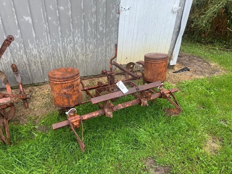 allis-chalmers-2-row-planter-for-g-tractor-image-1