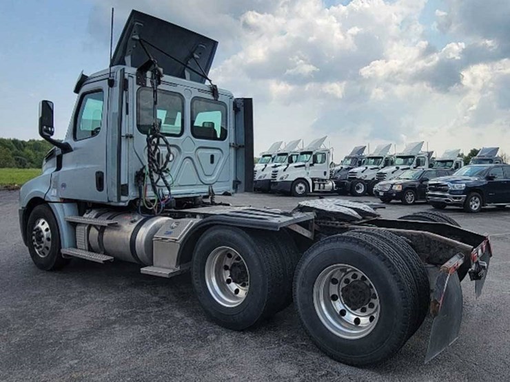 2020-freightliner-cascadia-126-image-2