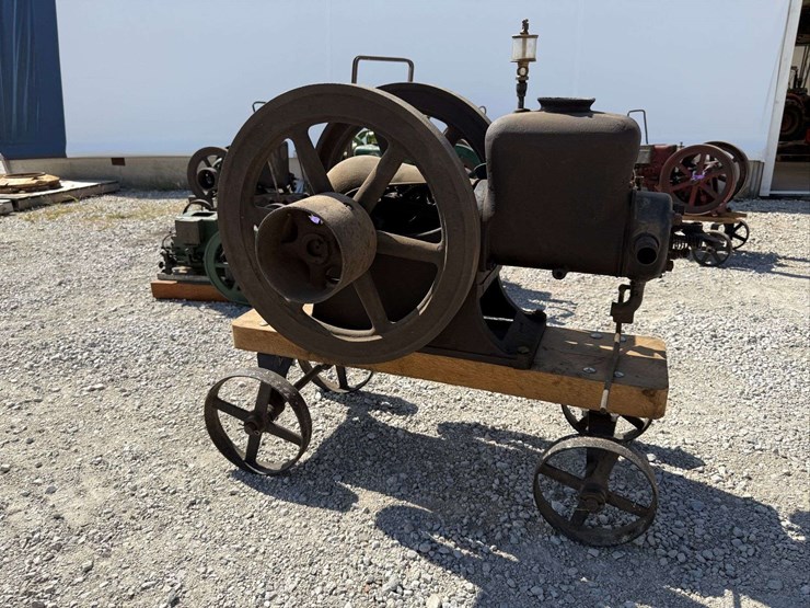 sandwich-3-hp-hit-&-miss-engine-on-truck-image-19