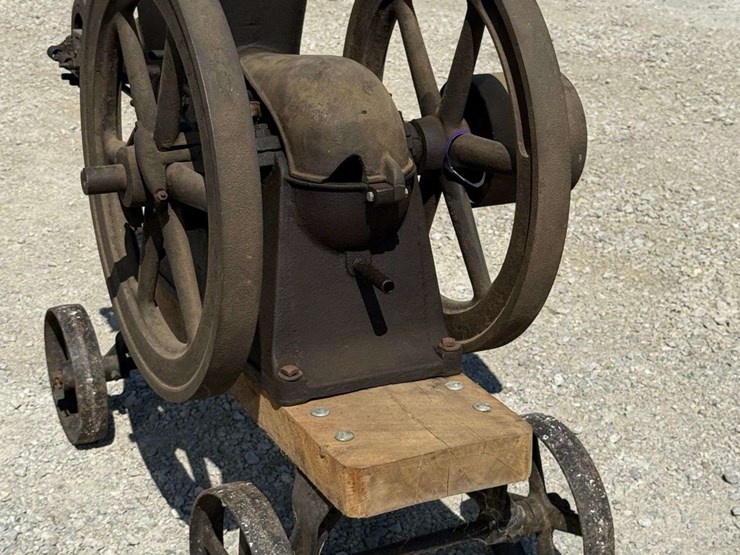 sandwich-3-hp-hit-&-miss-engine-on-truck-image-200
