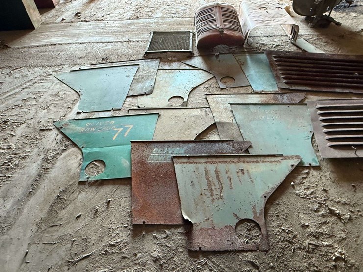 oliver-row-crop-77-sheet-metal-&-parts-lot-image-3