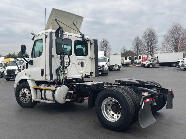 2017-freightliner-cascadia-113-image-2