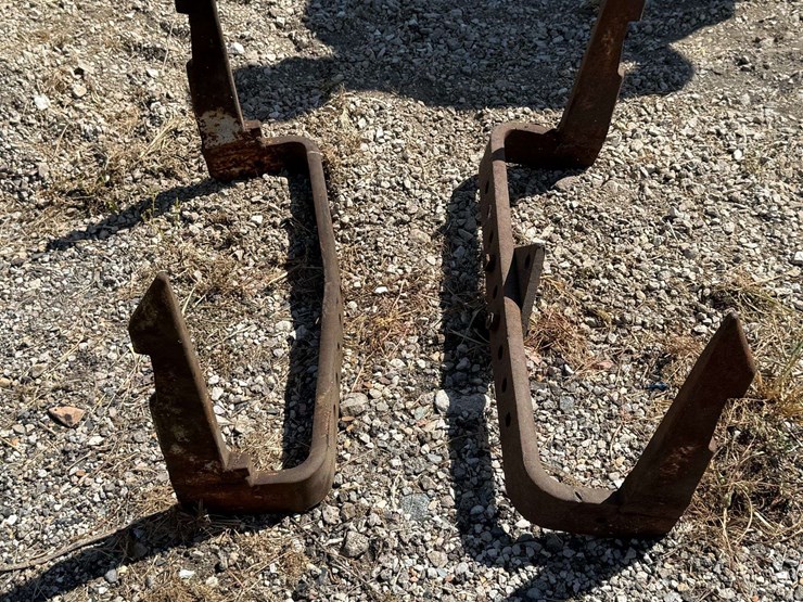 (2)-fast-hitch-drawbars-for-an-international-image-1