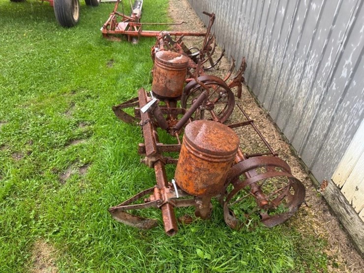 allis-chalmers-2-row-planter-for-g-tractor-image-4