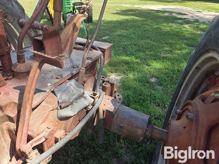 1949-farmall-m-2wd-tractor-image-9