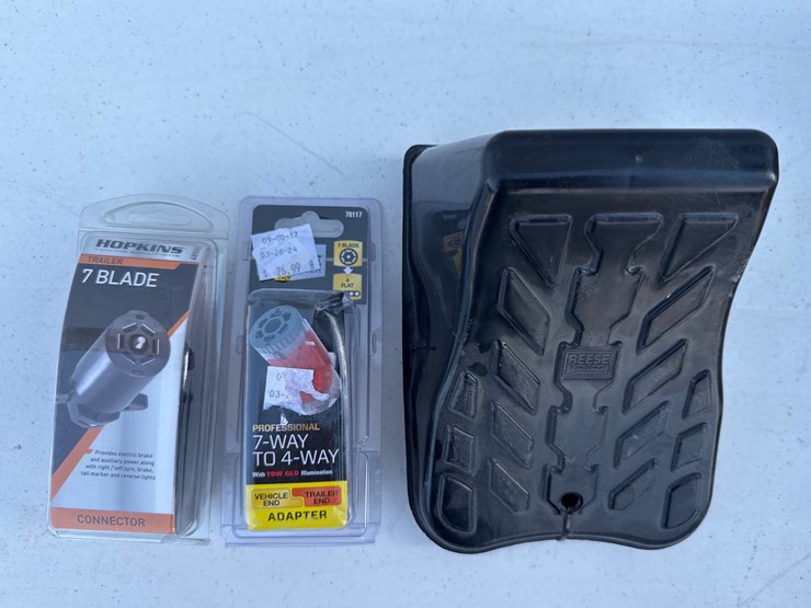 #1089-•-assorted-trailer-supplies-image-1
