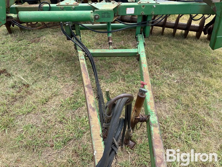 john-deere-335-image-10