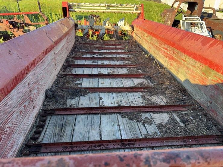 international-manure-spreader-image-13