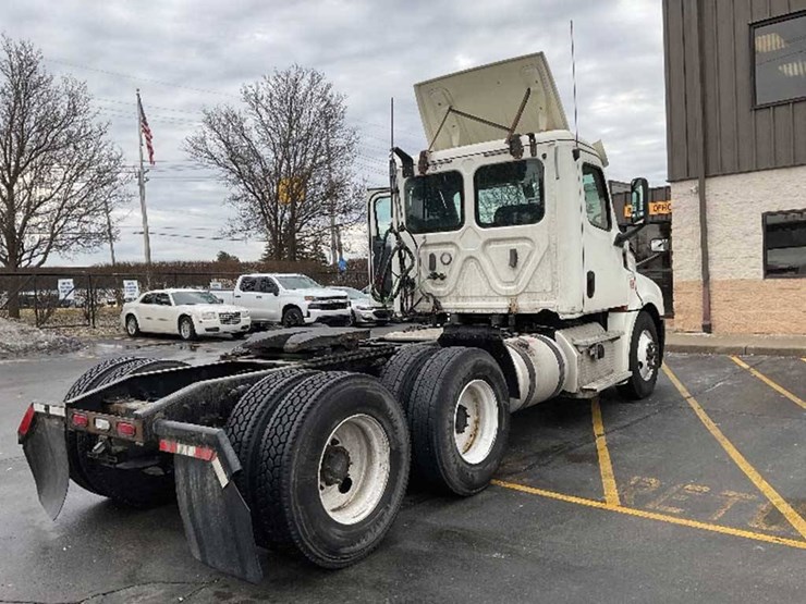 2019-freightliner-cascadia-126-image-2
