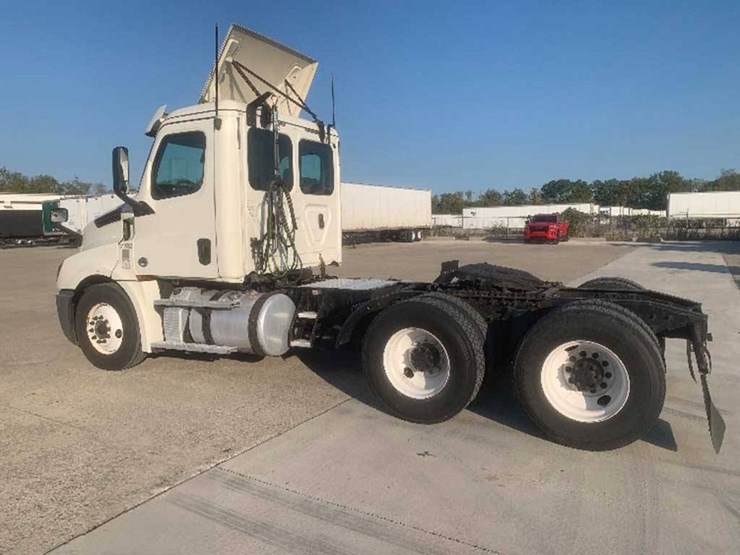 2018-freightliner-cascadia-126-image-2