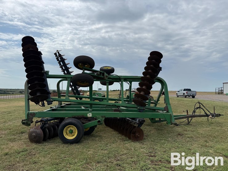 john-deere-335-image-4