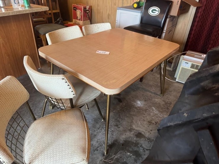 chrome-table-&-4-chairs-image-3