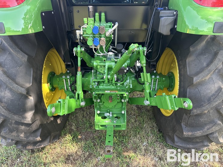 2024-john-deere-5100e-image-11