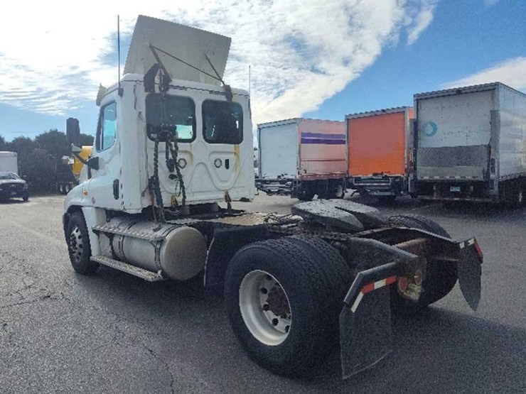 2018-freightliner-cascadia-125-image-2