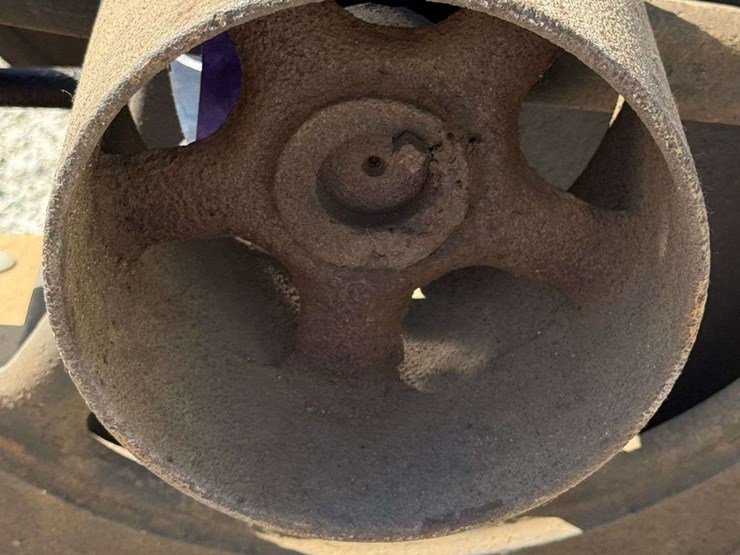 sandwich-3-hp-hit-&-miss-engine-on-truck-image-102