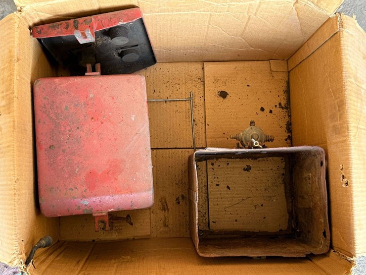 international-harvester-battery-boxes-&-hold-downs-image-3
