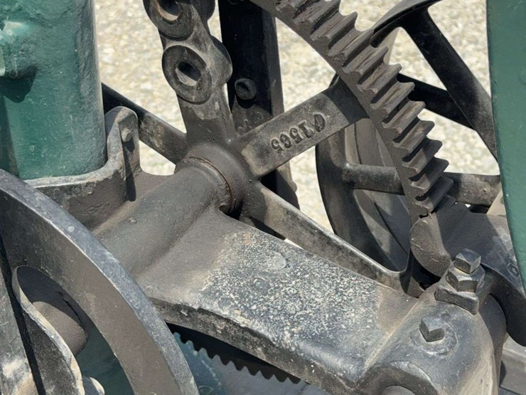 red-jacket-hand-pump-with-flywheel-drive,-demonstration-piece-image-20