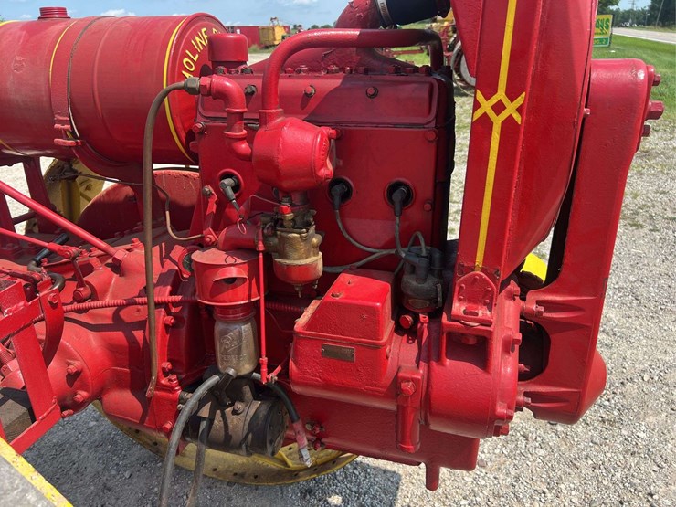 moline-universal-model-d-image-13