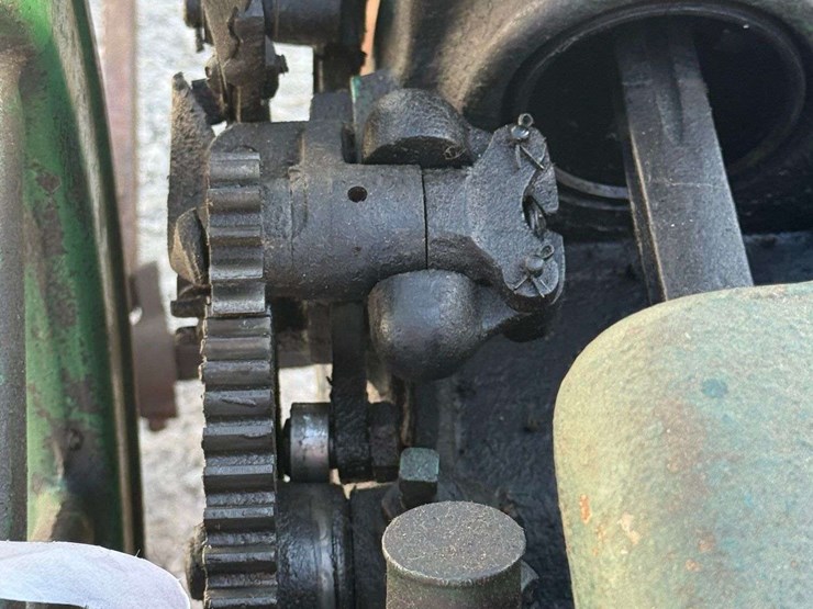 hercules-1½-hp-hit-&-miss-engine-on-truck-image-20