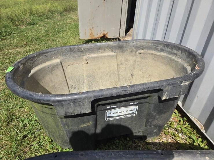 one-hundred-gallon-water-trough-rubber-maid-image-1