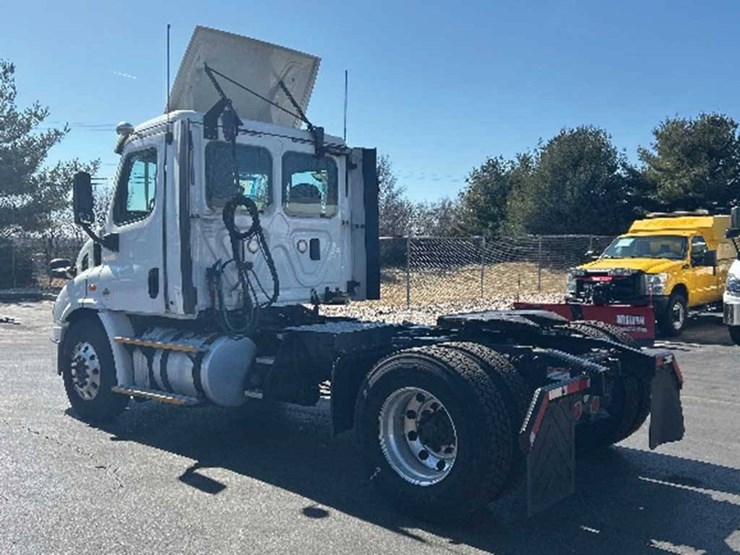 2017-freightliner-cascadia-113-image-2