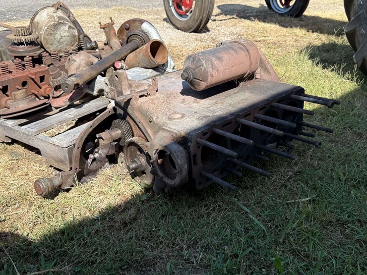 mix-of-tractor-engine-and-drivetrain-parts.-image-10