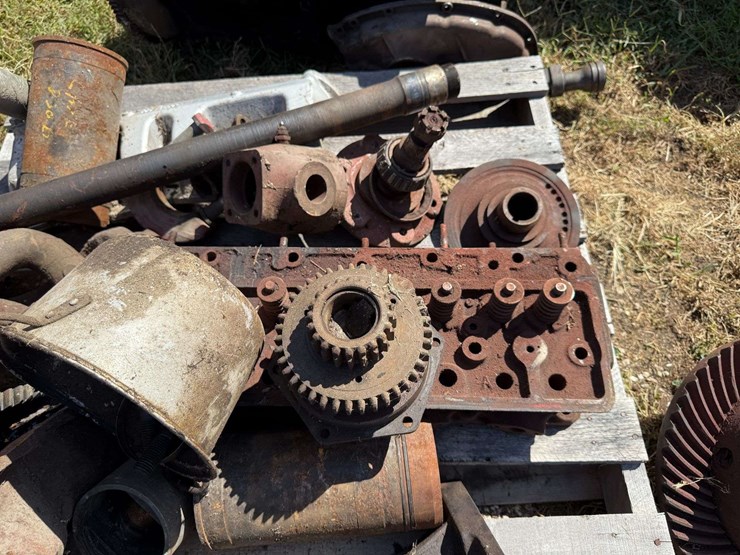 mix-of-tractor-engine-and-drivetrain-parts.-image-5