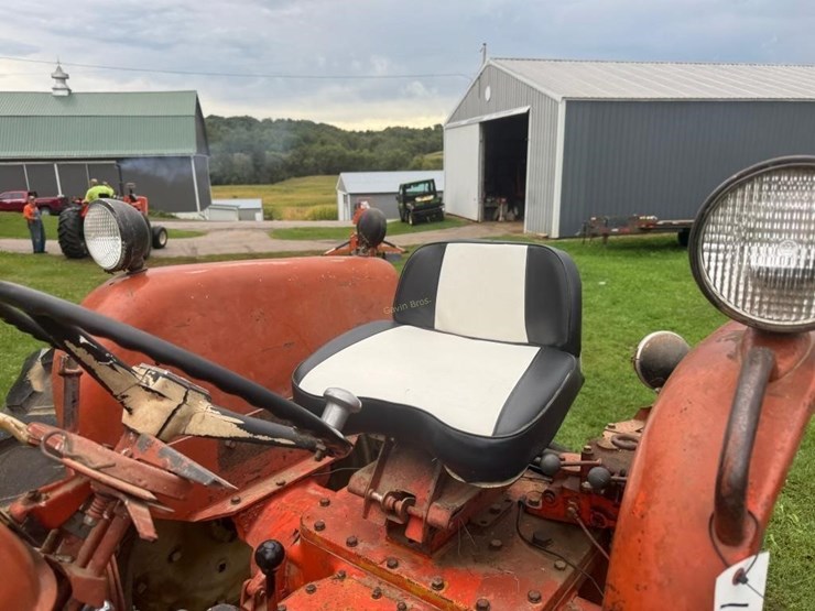 allis-chalmers-d19-gas-tractor-image-13