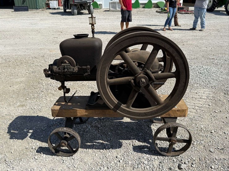 sandwich-3-hp-hit-&-miss-engine-on-truck-image-47
