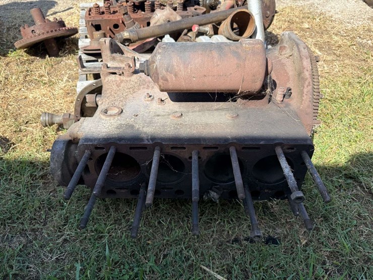mix-of-tractor-engine-and-drivetrain-parts.-image-9