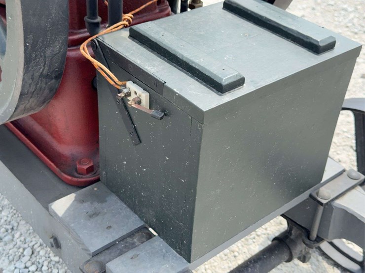 2-hp-international-harvester-“famous”-vertical-engine-with-cooling-tank-image-42
