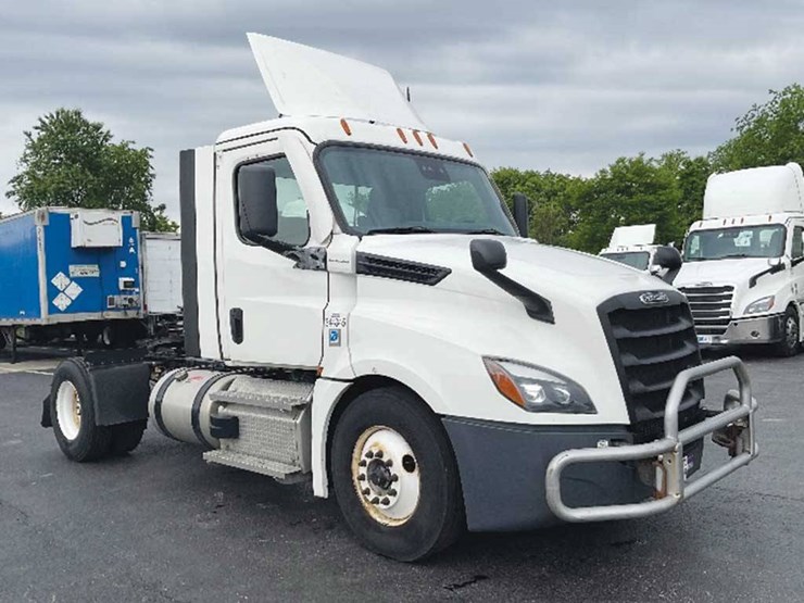 2021-freightliner-cascadia-126-image-1