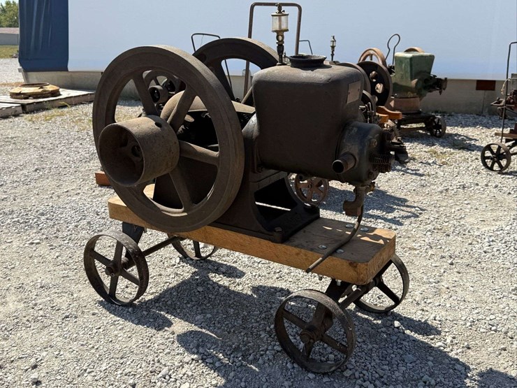 sandwich-3-hp-hit-&-miss-engine-on-truck-image-7