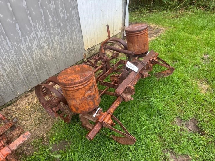 allis-chalmers-2-row-planter-for-g-tractor-image-2