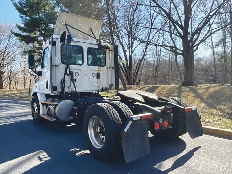2017-freightliner-cascadia-113-image-2