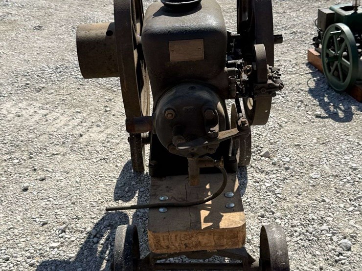 sandwich-3-hp-hit-&-miss-engine-on-truck-image-28
