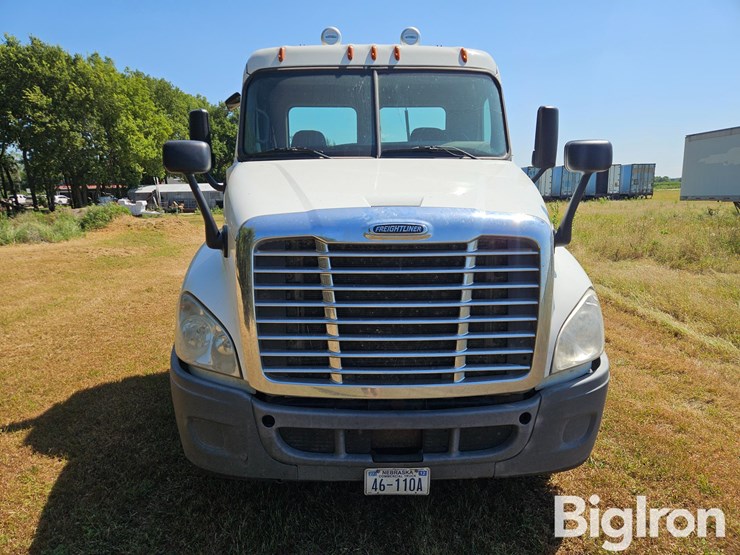 2012-freightliner-cascadia-125-image-2