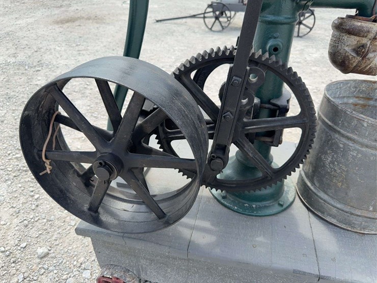 red-jacket-hand-pump-with-flywheel-drive,-demonstration-piece-image-15