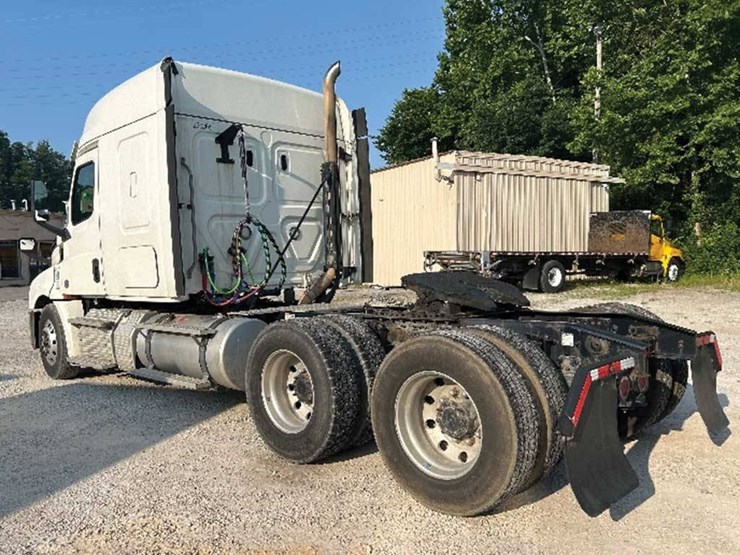 2019-freightliner-cascadia-126-image-2