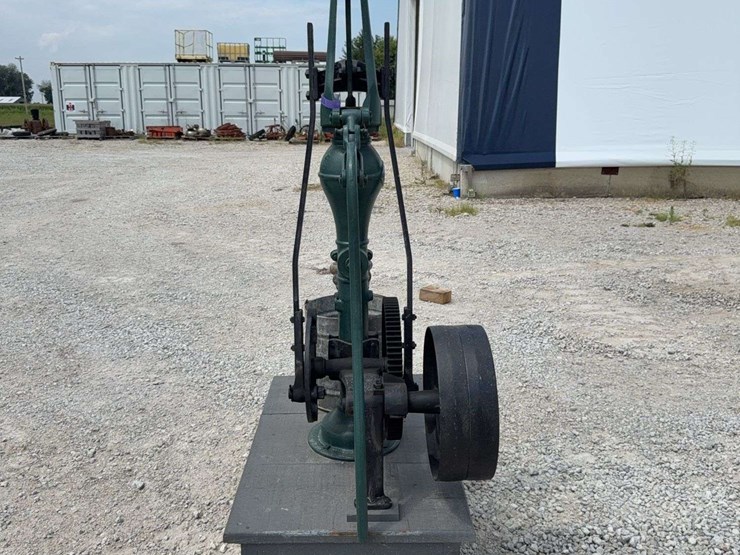 red-jacket-hand-pump-with-flywheel-drive,-demonstration-piece-image-3