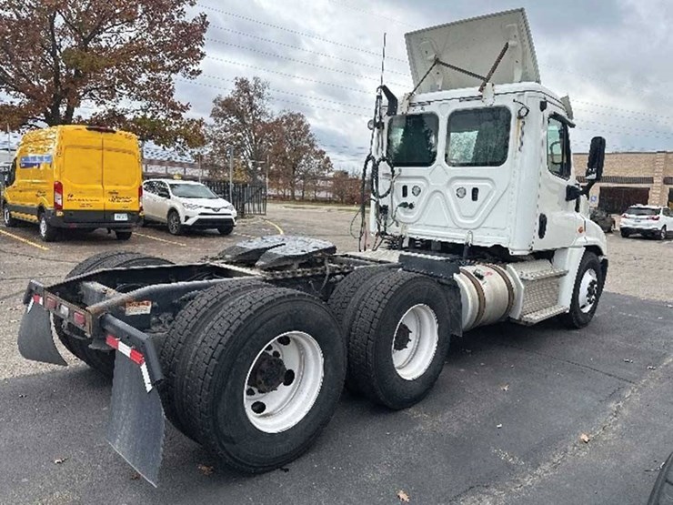 2019-freightliner-cascadia-125-image-2