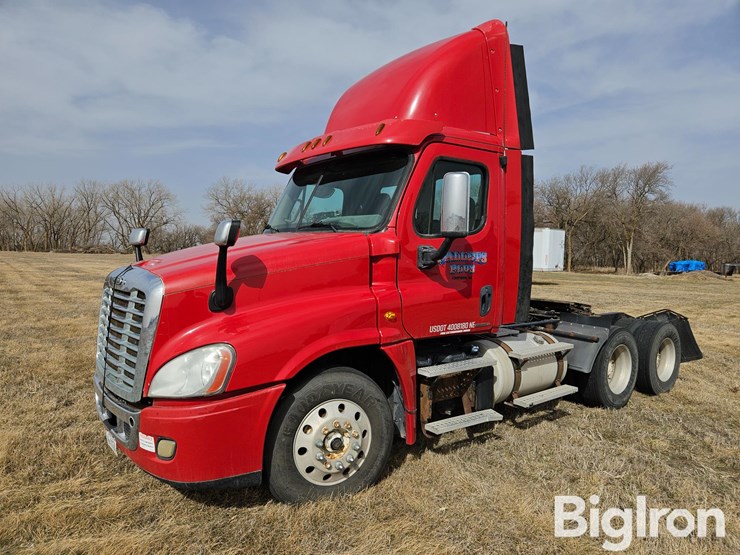 2012-freightliner-cascadia-125-image-1