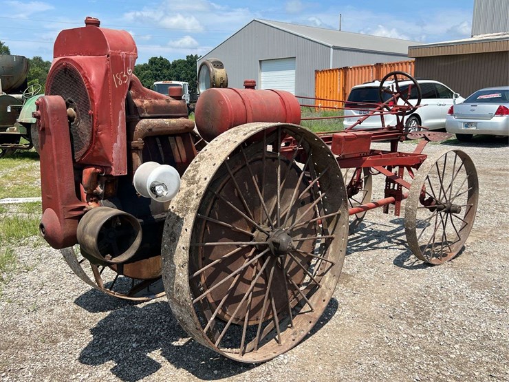 moline-universal-model-d-image-1