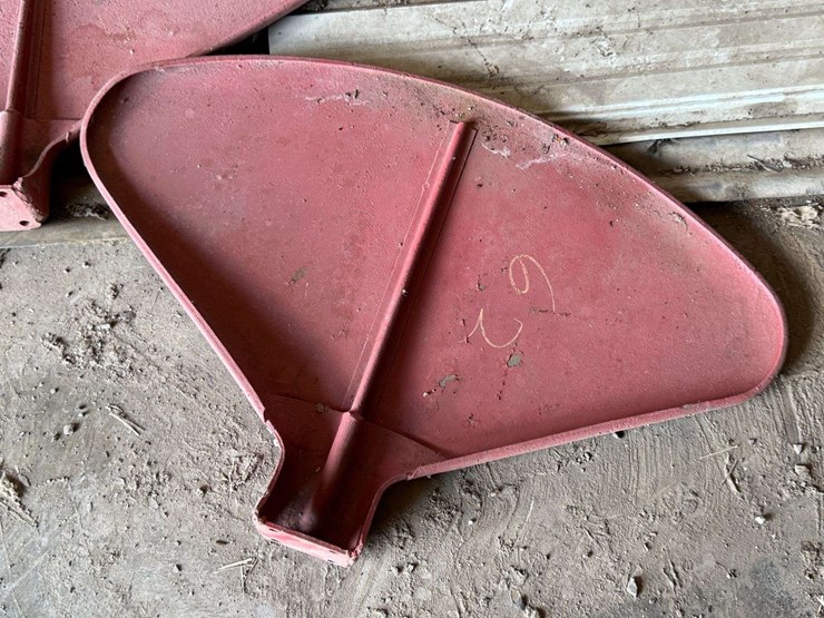 pair-of-farmall-/-ih-tractor-step-plate-fenders-image-4