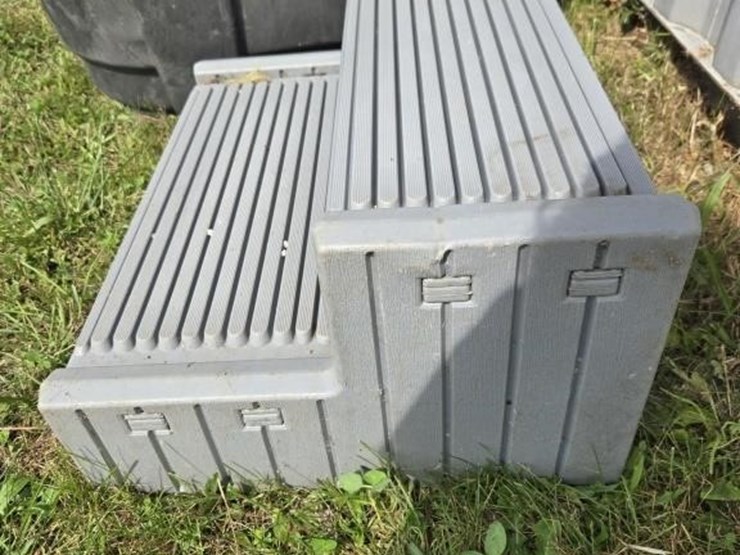 2-step-plastic-stair-step-(some-damage)-image-2
