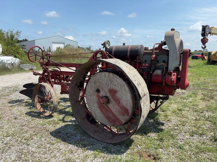 moline-universal-model-d-image-2