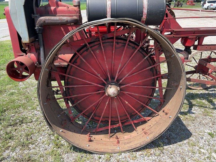 moline-universal-model-d-image-13